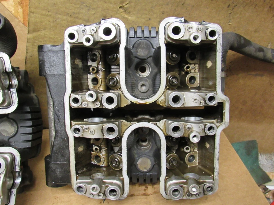 Suzuki Cavalcade GV1400 1987 culata delantera trasera Foto 3 de 4