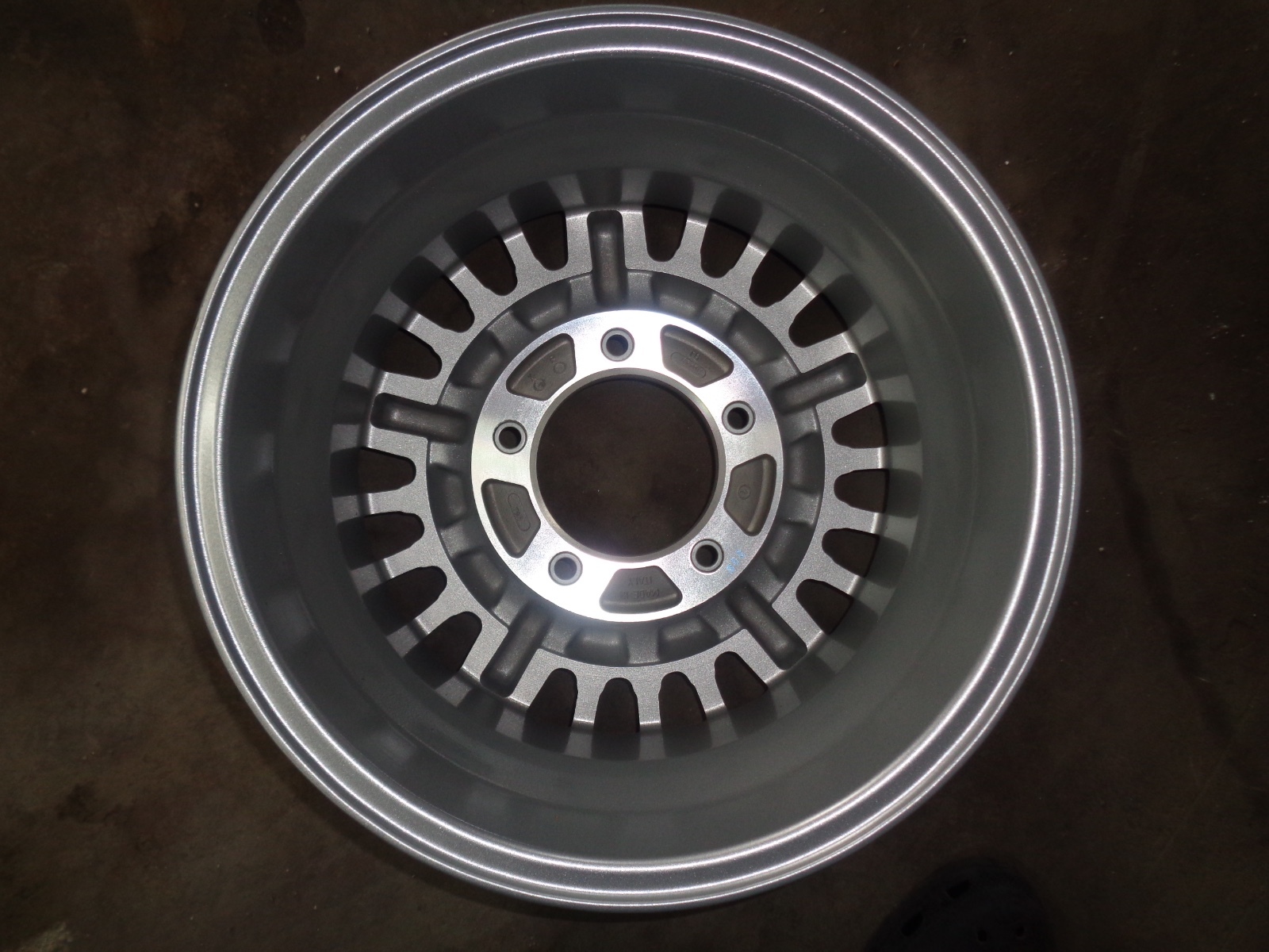 ROLLS-ROYCE BENTLEY FACTORY  WHEEL RIM  HARD TO FIND