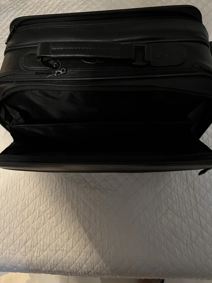 Bolso para computadora Targus negro con correa para el hombro modelo # CUN 1 Foto 3 de 4