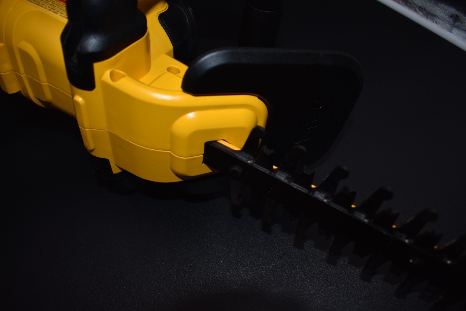 Dewalt DCHT820 20V MAX 22 inch Cordless Battery Powered Hedge Trimmer