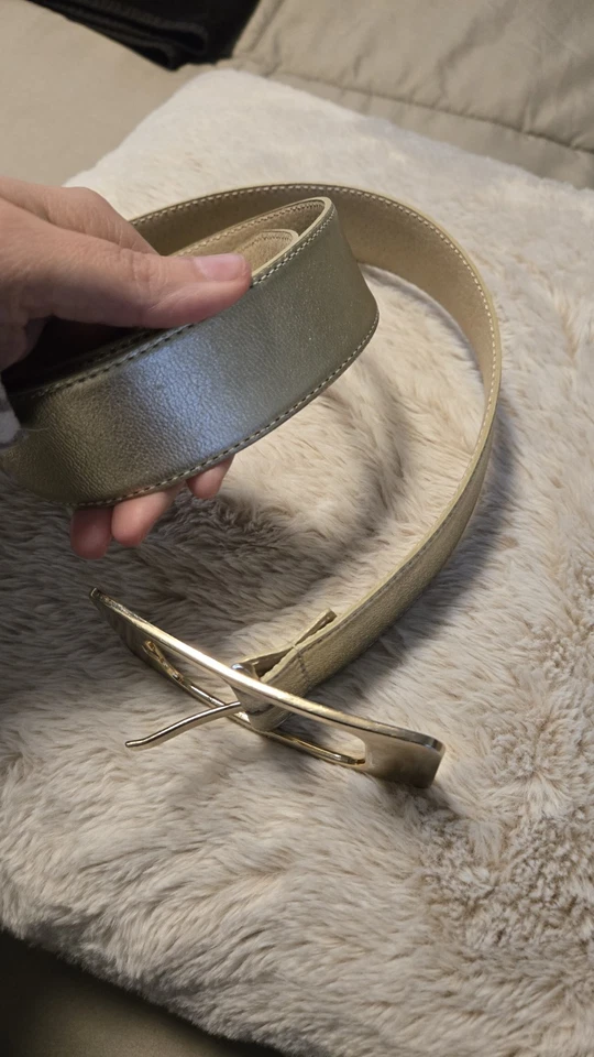 Cinturón para mujer Calvin Klein dorado de cuero genuino grande moderno hebilla cuadrada usado en excelente estado Foto 3 de 4