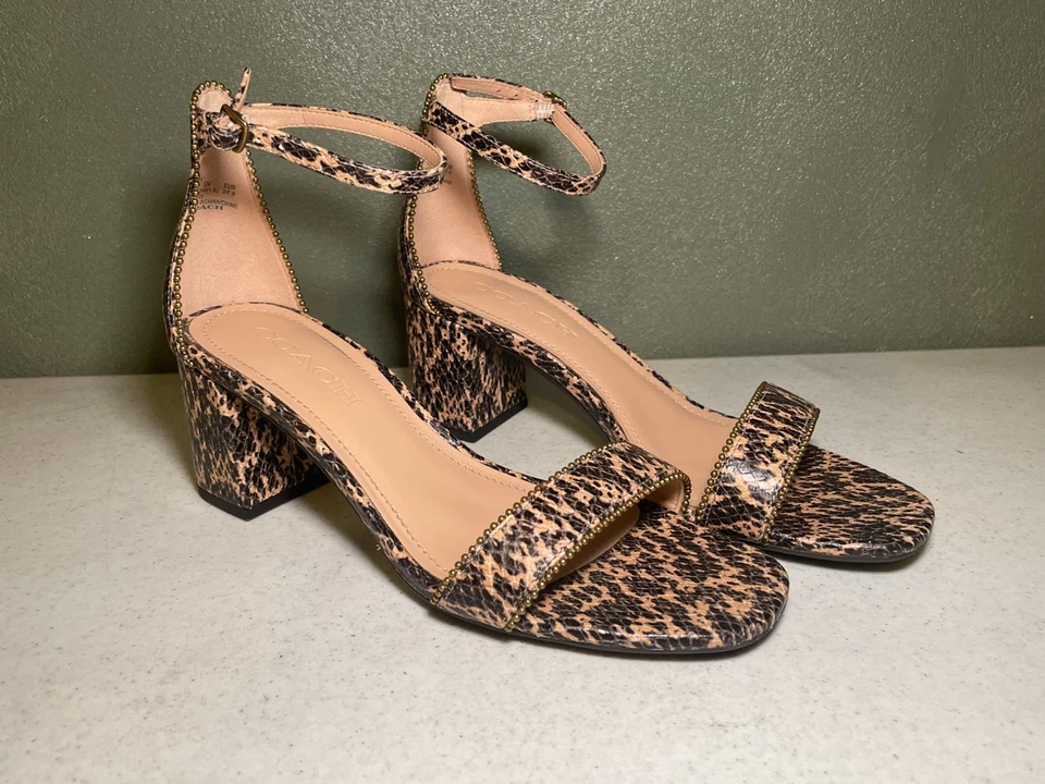 Sandalias de tacón Coach Maddie con correa de cuero de serpiente con cadena de cuentas - Talla 7 Foto 2 de 4