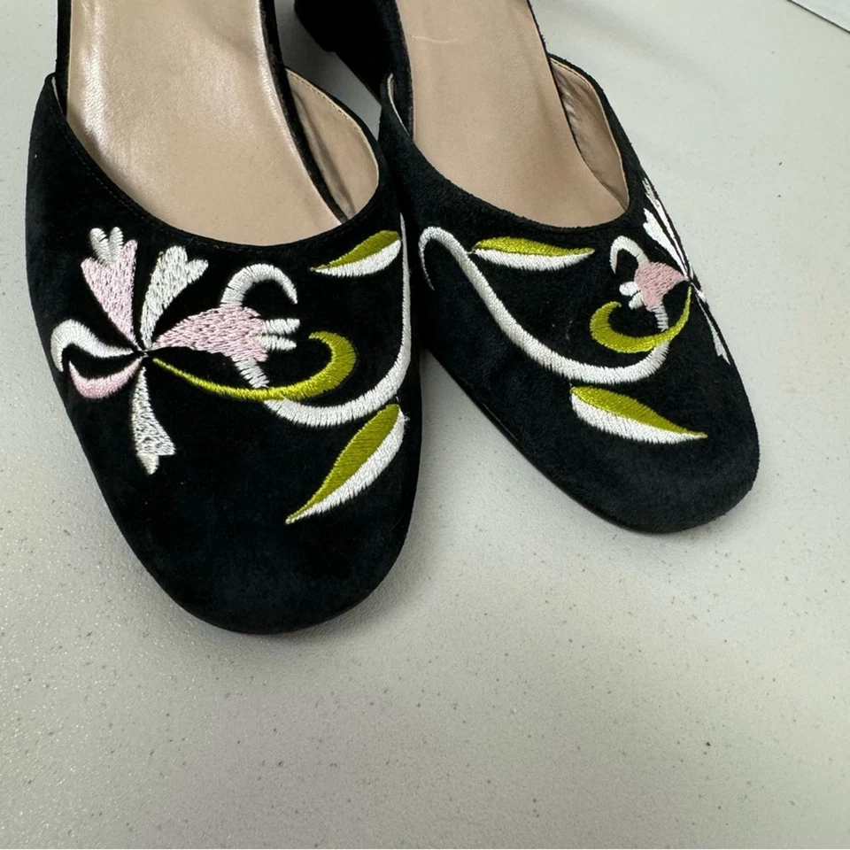 Sandalias de cuña Newport News negras de gamuza bordadas florales con correa para el tobillo de 8,5 para mujer Foto 3 de 4