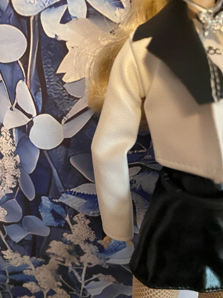 Nuevo Abrigo Blanco y Negro, Top Blanco, Falda Negra, Accesorios, Regalo Gratis 🎁 Foto 3 de 4