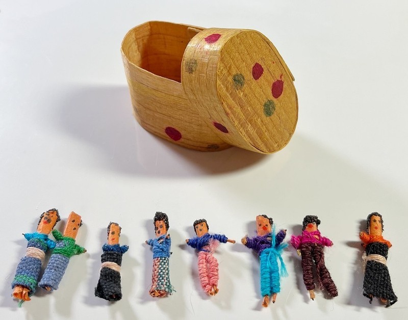 8 vintage miniature worry dolls with balsa wood oval box - Guatemala - Estate