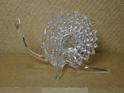 Verziertes und zartes Klarglas Ornament in Form einer Schnecke. No Maker's Mark
