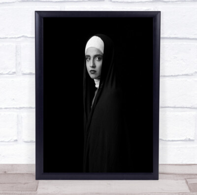 Portrait Frau Person dunkel schwarz-weiß Nonne heilige Religion religiöser Druck