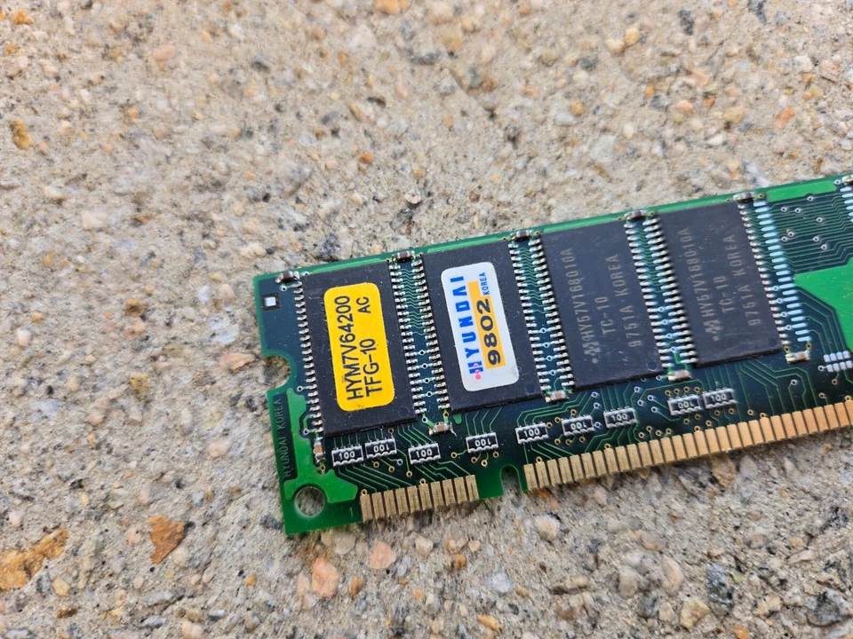 Módulo de memoria DIMM HYM7V64200 Hyundai 16 MB con búfer ECC 168 pines Compaq 327168-001 Foto 2 de 4