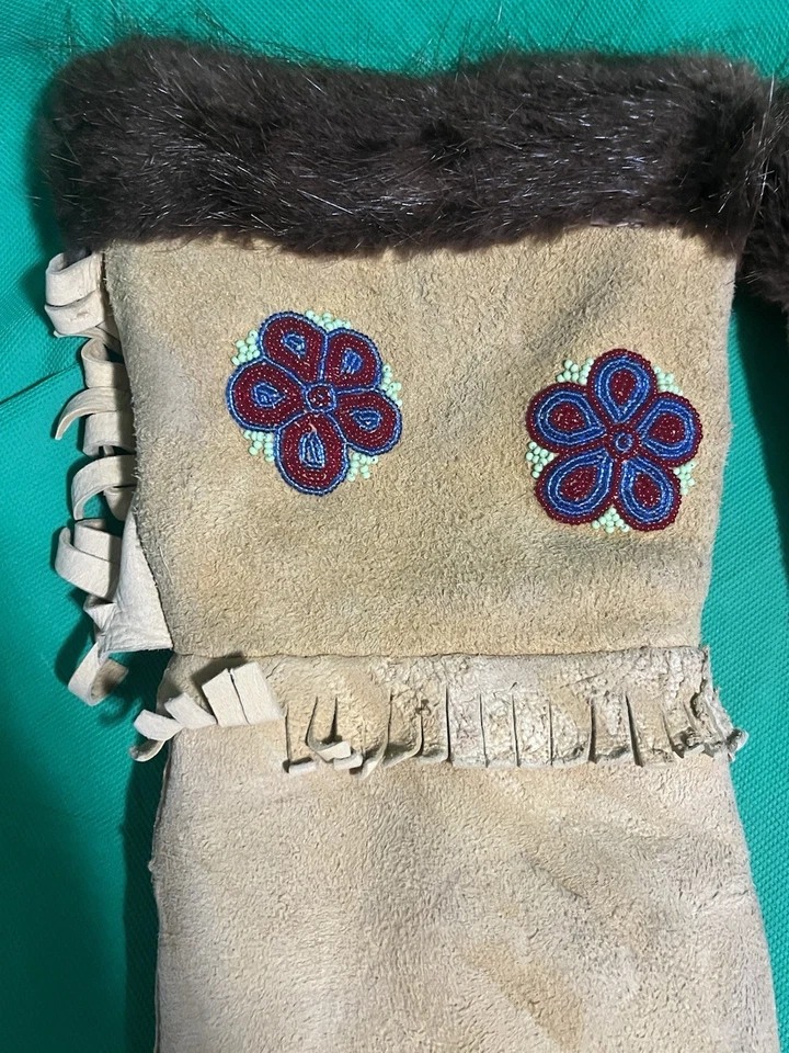 ¿Gamuza alce? Mitones grandes para adultos con cuentas recortados de piel usados Foto 3 de 4