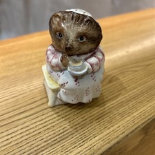 BESWICK BEATRIX POTTER PETER RABBIT MRS TIGGY WINKLE TAKES TEA FIGURINE 1985