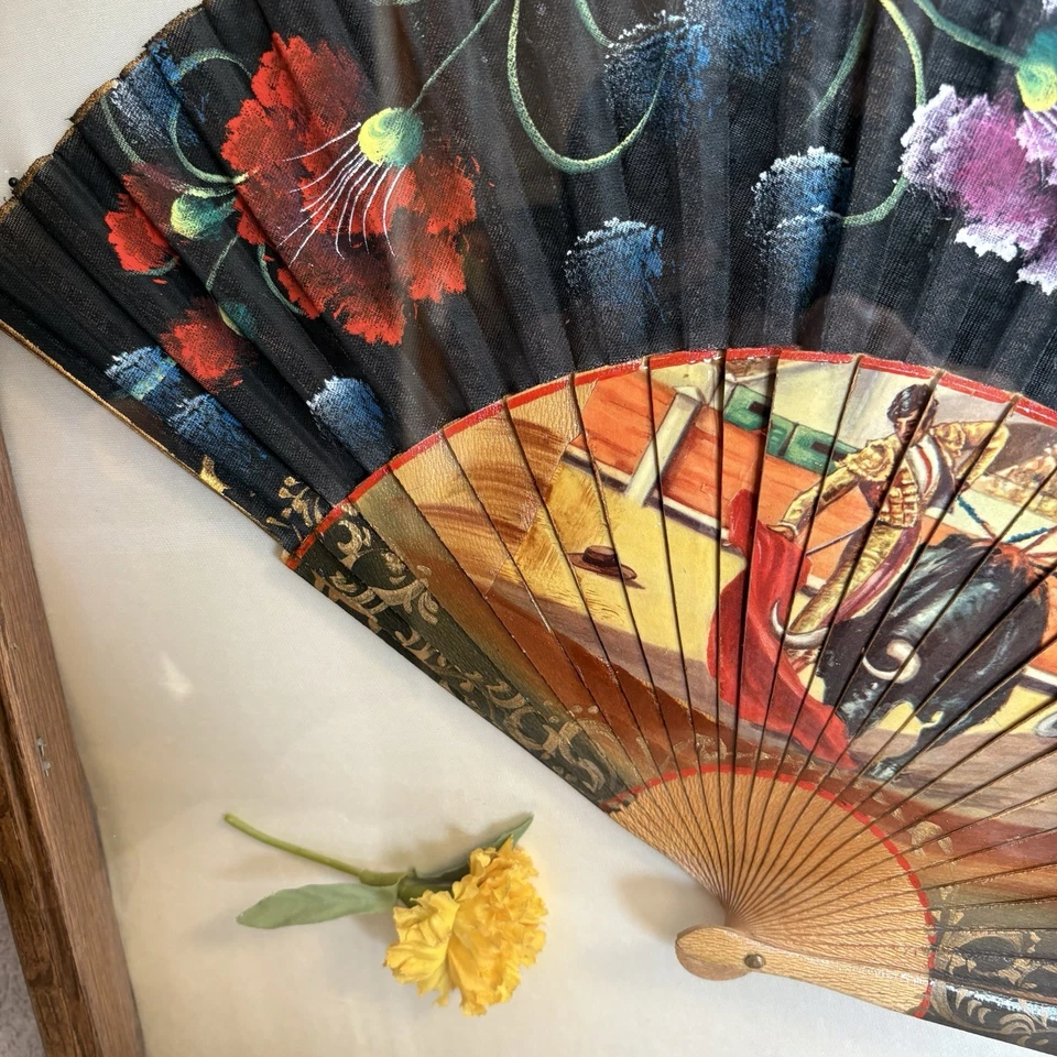 Abanico de Mano Enmarcado Caja Sombra Española De Colección Madera Pintado a Mano Toro Matador Flores Foto 3 de 4