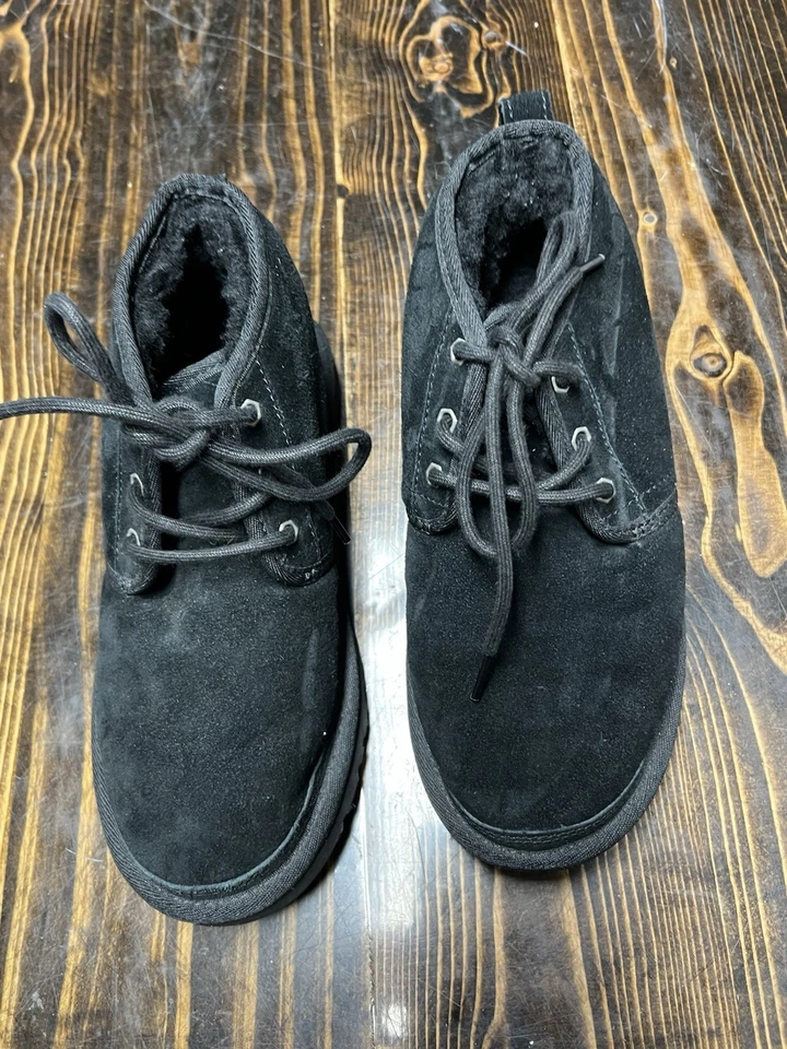 UGG Neumel 女式短靴黑色麂皮绒 7 码 — 第 2/4 张图片