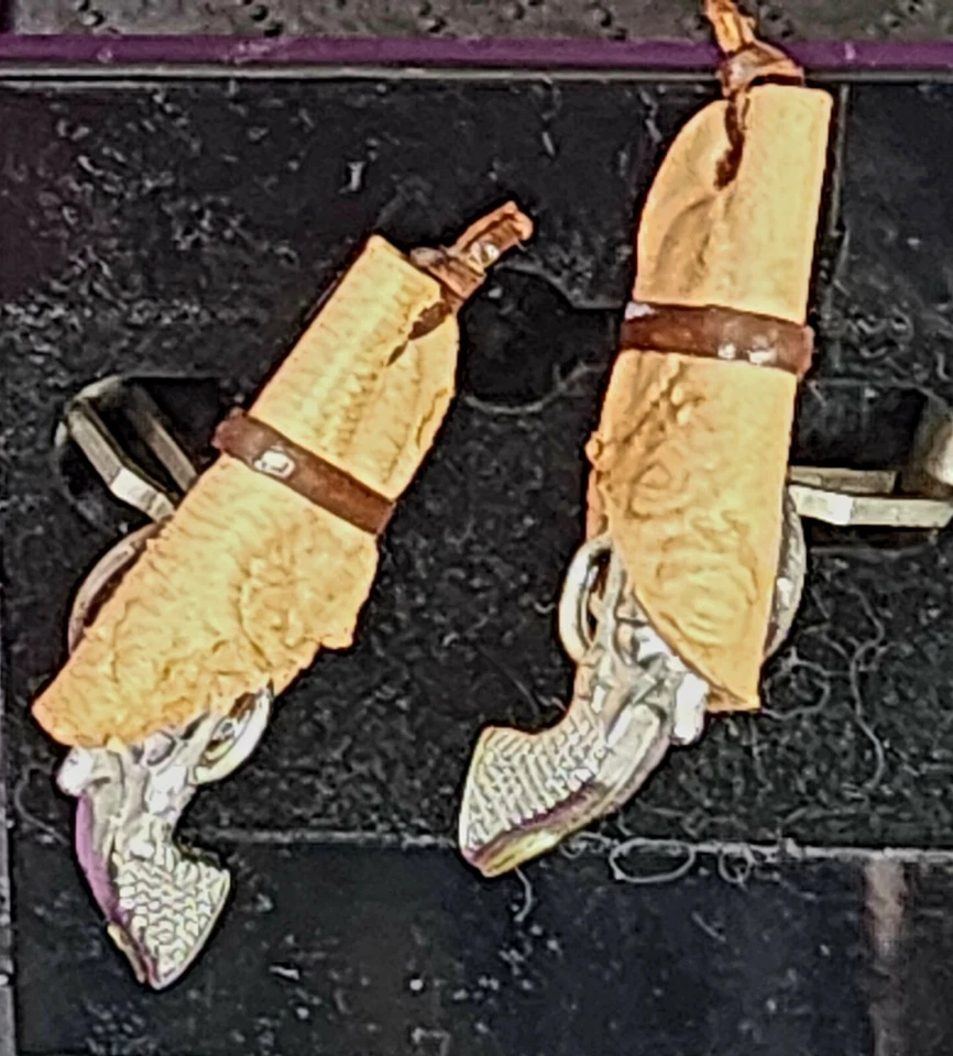 Pistolas de seis tiradores plateadas de colección en fundas gemelos Foto 3 de 4