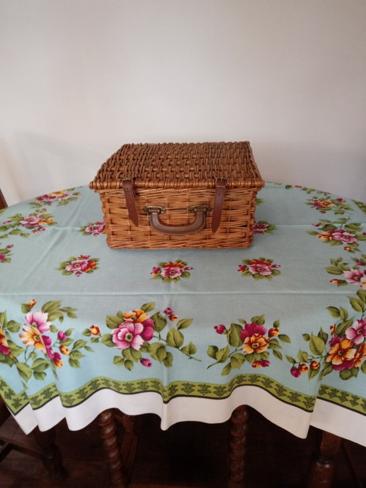 Sirram Vintage Picnic Hamper 4 person English made since 1895 Vogue