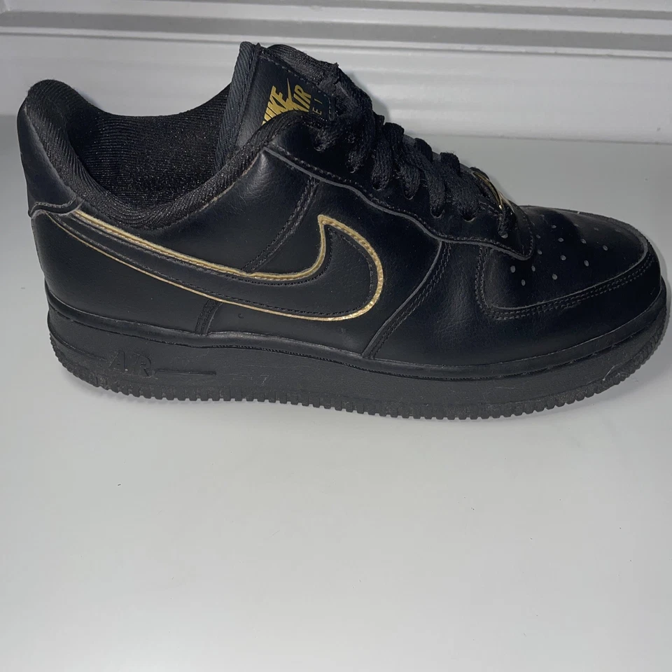 Talla 7.5 - Nike Air Force 1 '07 Essential Low Negro Dorado Swoosh W Foto 4 de 4