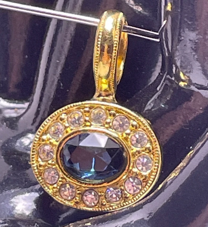 Colgante Vintage Avon - Zafiro Azul y Piedra Blanca Tono Dorado SOLO Clásico Ovalado Foto 3 de 4