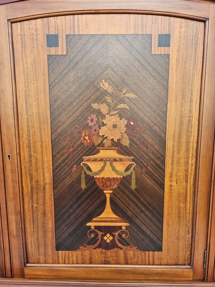 Antiguo nogal tallado Rockford de la década de 1920 con barra de marquetería o gabinete de China Hutch Foto 4 de 4