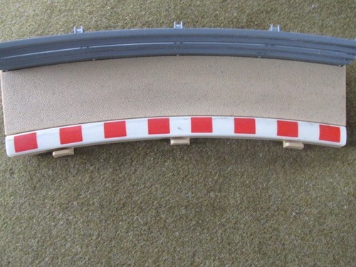 Hornby Scalextric L8680 1/32 Tan/Beige Curved "BB" Borders w/Barriers (4pcs) - Picture 6 of 11