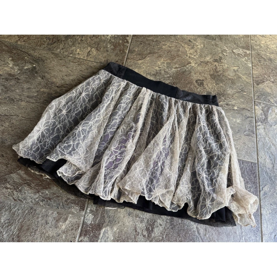 Falda Y2K Whimsigoth Coquette Encaje Capas Talla Pequeña Usada en Excelente Condición Difícil de Encontrar Foto 3 de 3