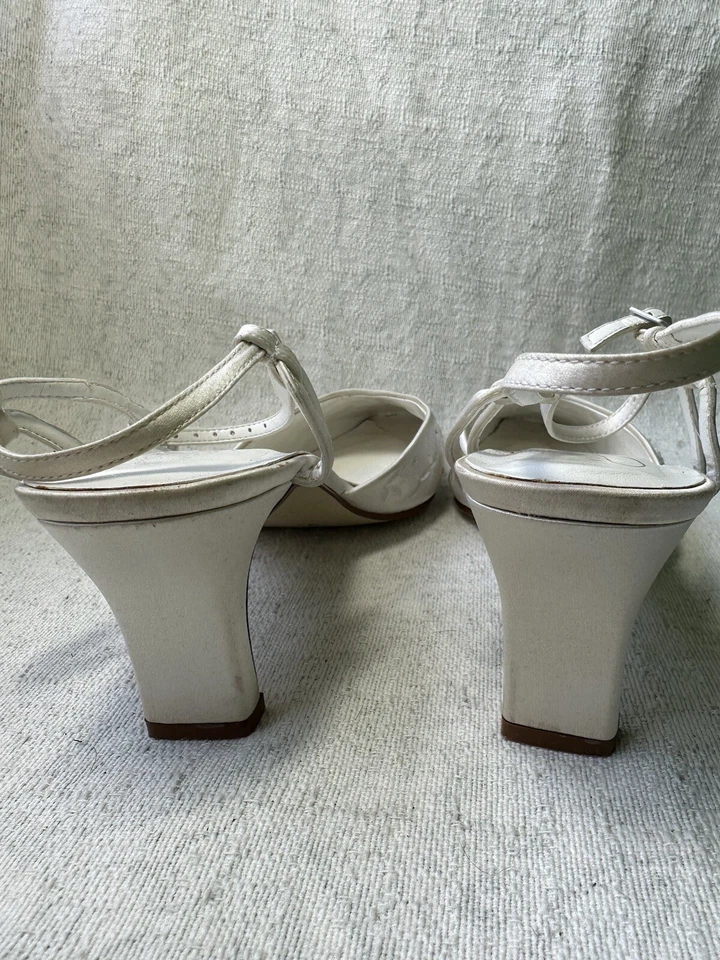 Michaelangelo W. Bordado Blanco Satinado Correa Boda Tacones Talla 8.5 Usado Foto 3 de 4