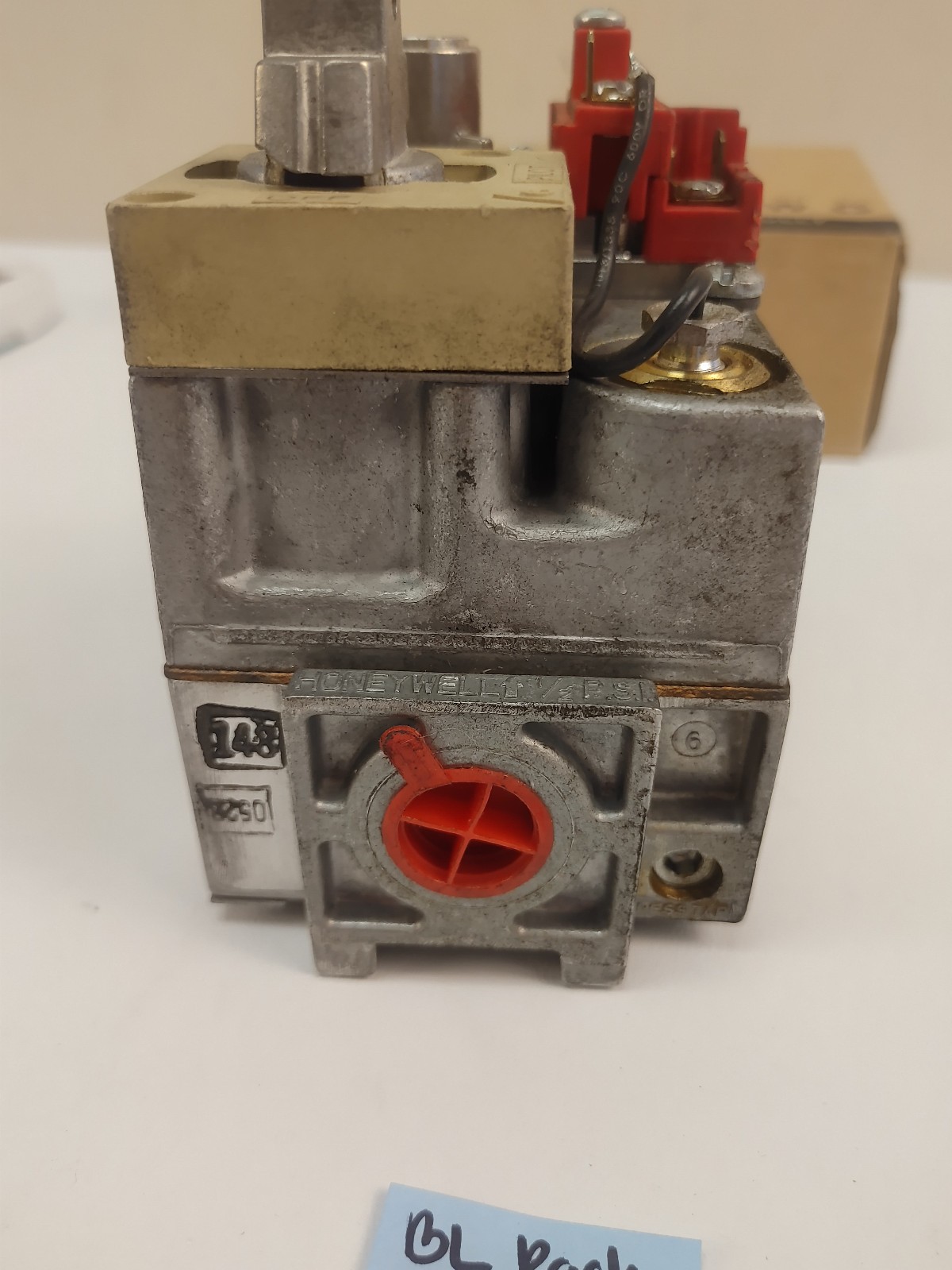 HONEYWELL VS820A2003 GAS VALVE VS820A 1/2" NATURAL GAS VALVE *Read Description*