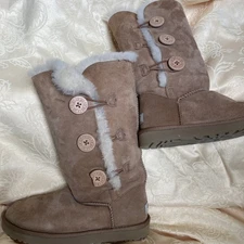 UGG Bailey Button boots womens 7 Classic Tall 1873 Button Triplet Uggs chestnut