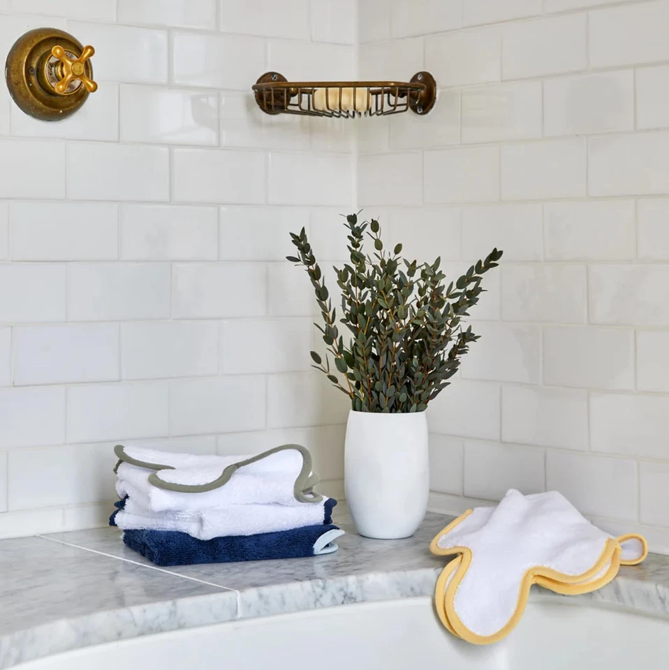 Alfombrillas de baño Chairish - 22 x 34 (blanco/azul marino) Foto 3 de 3