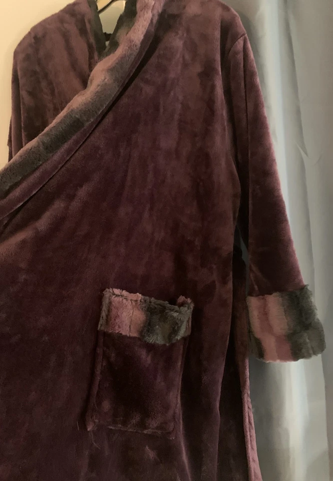 Bata de baño de lujo Adrienne Landau púrpura y negro XL con cinturón súper suave elegante Foto 3 de 4