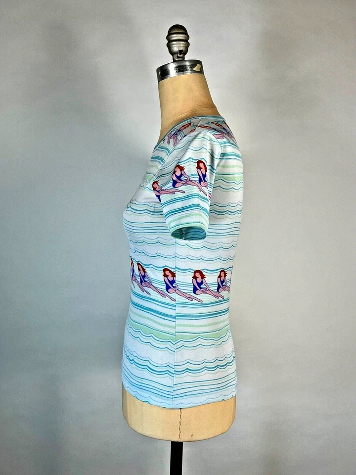 Vintage Años 70 GRÁFICO Traje De Baño Azul Claro Belleza Y Ondas Estampado Camiseta Camiseta Foto 3 de 4
