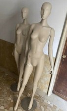 coppia manichini donna negozio