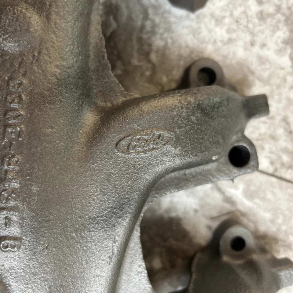 Colector de escape lateral izquierdo 351W usado Mercury Cougar 1969-70 o Ford Mustang Foto 3 de 4