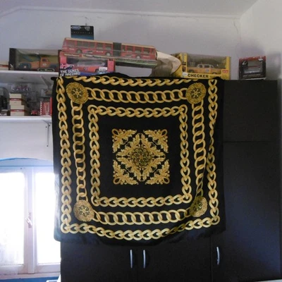 vends deux foulards noir et motifs chaines d orees - Photo 1/4