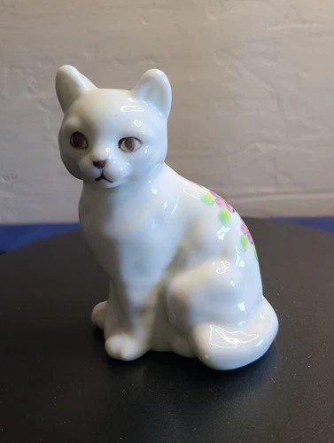 Fenton Milk Glass Handpainted Violets In The Snow Sitting Cat Figurine