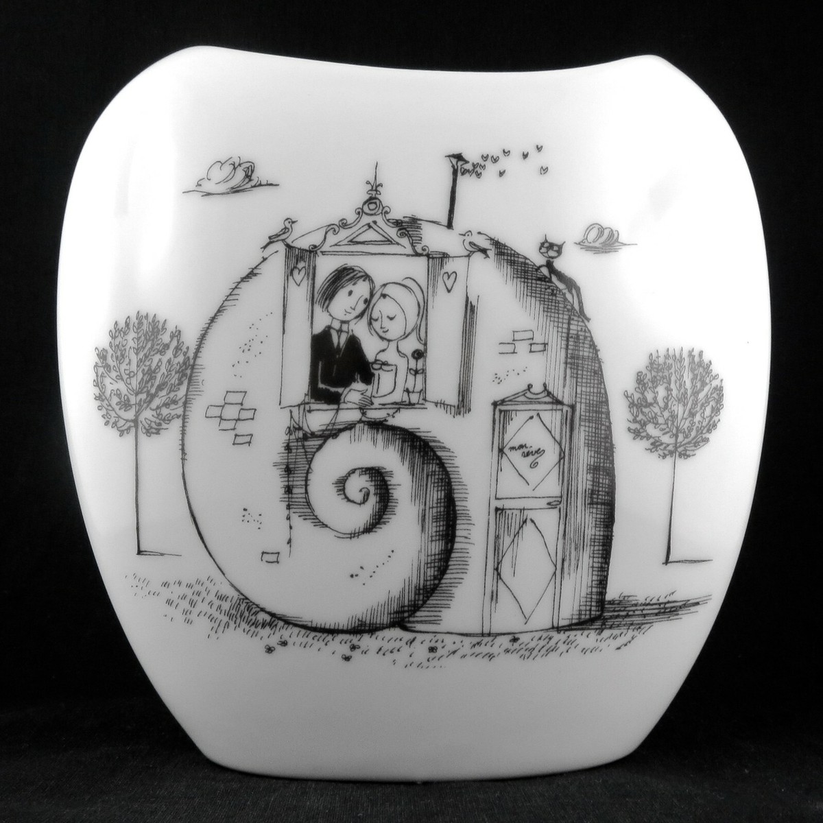 Une grande boule de Noël en biscuit de porcelaine avec son