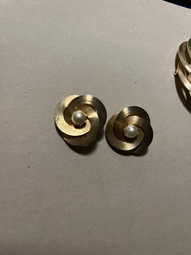 J-004 Gold toned Entwined circles Lapel Pin 2.75" matching 1"clip on earrings - Picture 4 of 8