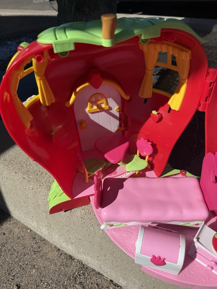 Estuche de transporte vintage Strawberry Shortcake Berry Sweet House con accesorios 2003 Foto 2 de 4