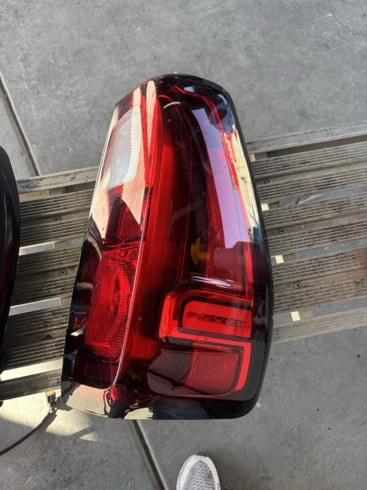 Par de lanternas traseiras GMC Sierra 2020 OEM usadas de fábrica somente luzes - Imagem 2 de 4