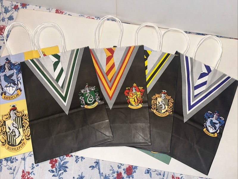 Harry Potter Loot/Kraft/Party Bags  29 count assorted House Robes with handles.