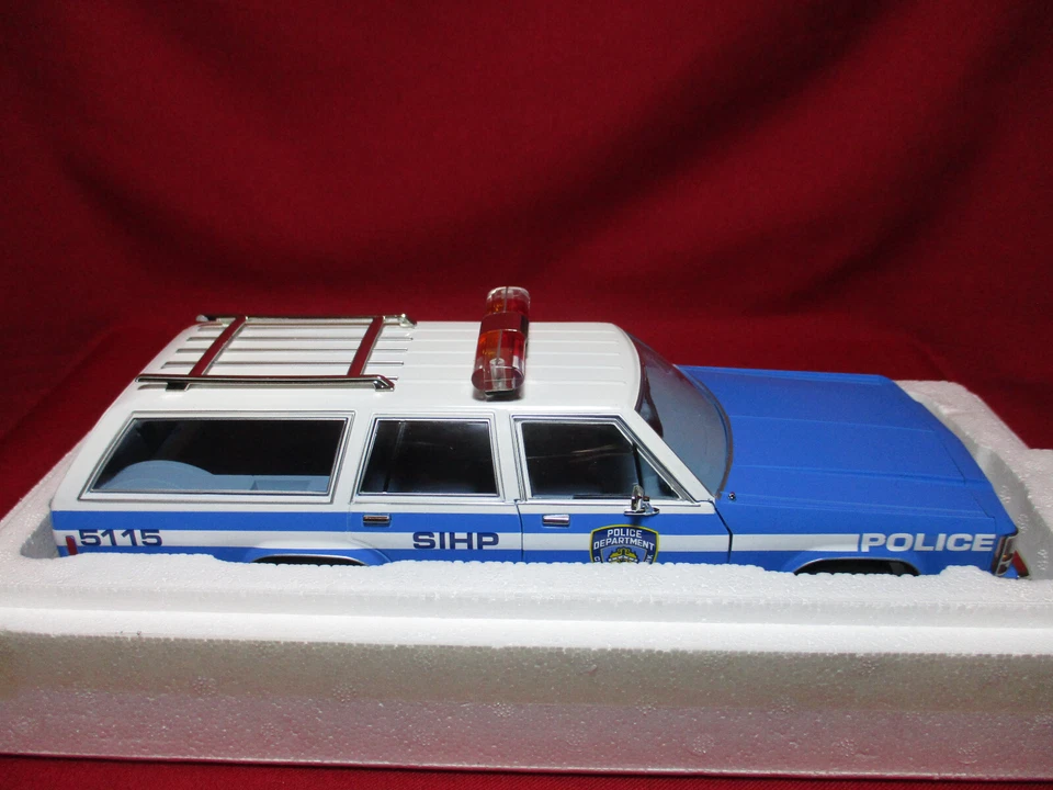 1:18 Scale NYPD 1988 Ford Ltd Crown Victoria Wagon New York City Police Dept Car - Image 4 of 4