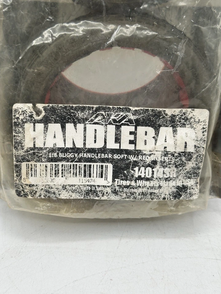 Juego de neumáticos blandos para manillar de buggy AKA RC 1:8 con insertos rojos NOS 14014SR Foto 3 de 4