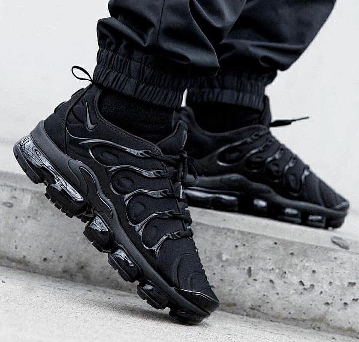 🔥Men's Size 11 - Nike Air VaporMax Plus Low Triple Black 924453