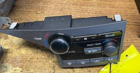 Temperature Control With Rear View Camera Fits 2009-2012 TOYOTA VENZA 300405 - Picture 2 of 2