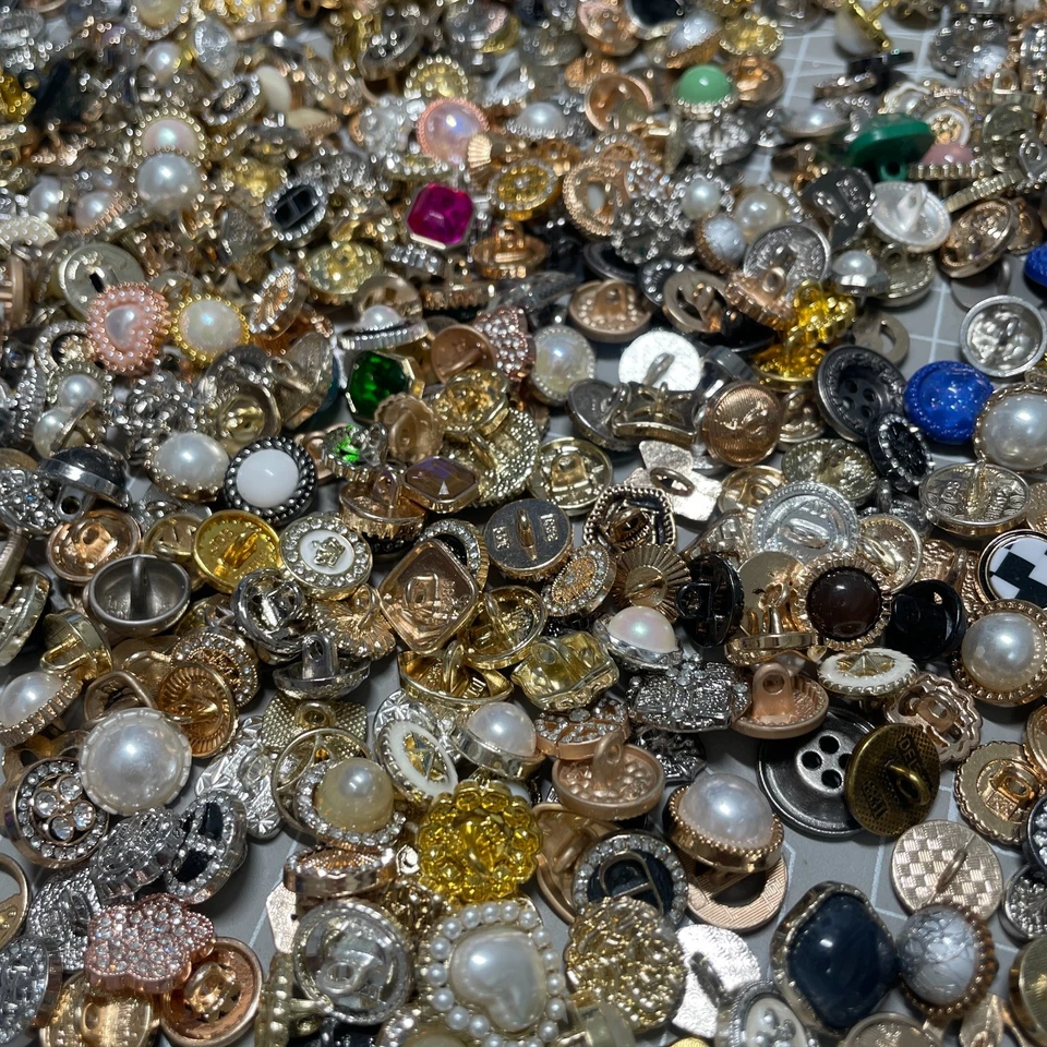 Vintage now Estate Sale Buttons 50p Lot Various Sizes Shapes Colors Types Usable - Image 4 of 4