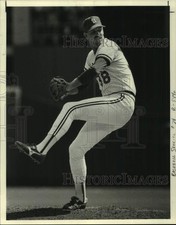 1986 Press Photo Todd Worrell Pitching with the St. Louis Cardinals - lrs07176