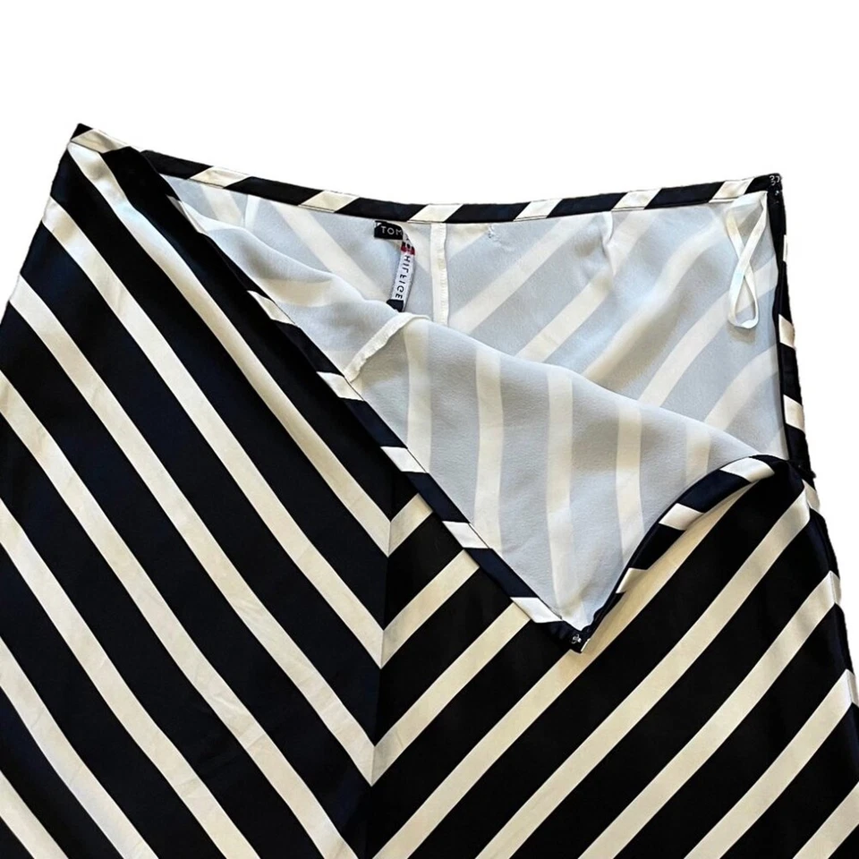Falda De Colección Tommy Hilfiger Marfil y Negro Rayas Seda Línea A Y2K, Preppy, M/L Foto 2 de 4