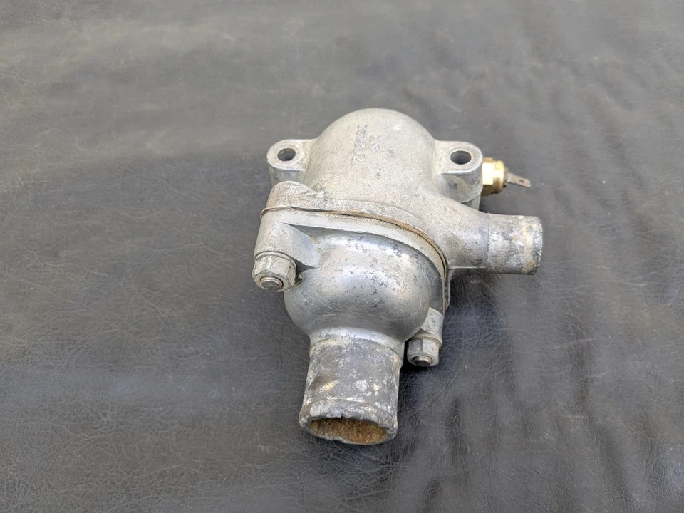 Cubierta de salida de agua carcasa termostato original Triumph TR3 TR4 TR4A  Foto 4 de 4