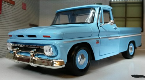 Chevrolet C10 Fleetside White 1966 Chevy C-10 Pickup Diecast Scale Model 1:24 - Picture 7 of 12