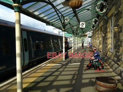 FOTO LICHT UND SCHATTEN IN MACHYNLLETH WARTEN AUF UNSEREN ZUG AM BAHNHOF MACHYNLLETH