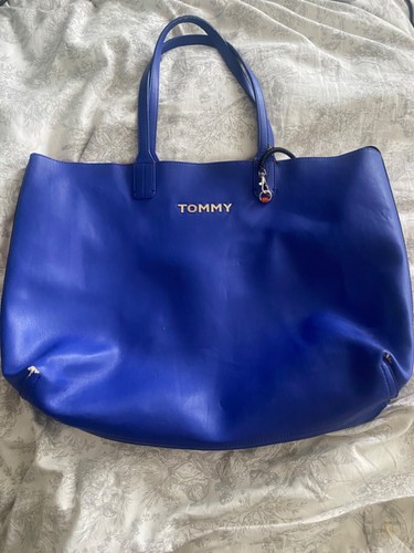 Tommy Hilfiger shopper, shoulder blue bag with coin purse. Scuffs on the bottom - Picture 7 of 7