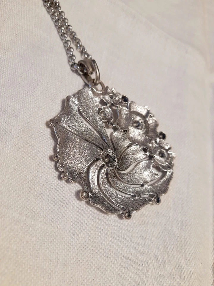 Collana con CIONDOLO FLOREALE in ARGENTO TIBETANO lavorato a Sbalzo - Immagine 4 di 4